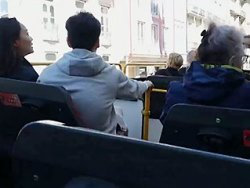 fellation, blonde - Elle lui taille une pipe dans un bus touristique