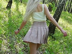bonasse - Une blonde se fait soulever en pleine forêt